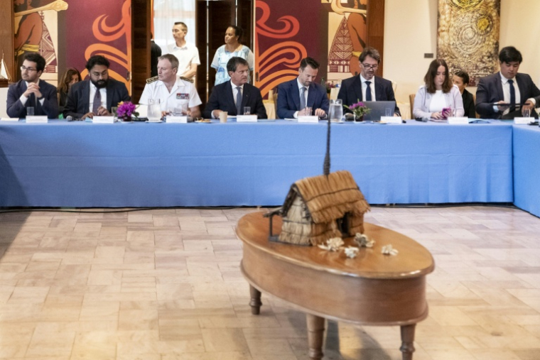 Le ministre des Outre-Mer, Manuel Valls (c), à Nouméa, le 20 août 2025 ( AFP / Delphine MAYEUR )