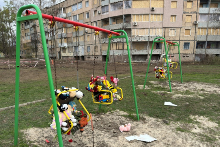 Des jouets ont été placés sur des balançoires devant une résidence de Kryvyi Rig, au centre-est de l'Ukriane, le 7 avril 2025, plusieurs jours après la frappe d'un missile russe qui a fait vingt morts dont neuf enfants ( AFP / STRINGER )