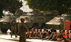 Des militaires espagnols encadrent des migrants qui étaient entrés illégalement dans l'enclave espagnole de Ceuta et qui sont renvoyés au Maroc, le 1er août 2026 à Ceuta  ( AFP / JORGE GUERRERO )