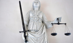 La cour d'assises spéciale de Paris a condamné jeudi une "revenante" du groupe Etat islamique à cinq ans de prison, dont 18 mois avec sursis, pour être partie en Syrie rejoindre son mari, combattant jihadiste, entre 2014 et 2016 ( AFP / LOIC VENANCE )