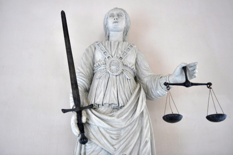 La cour d'assises spéciale de Paris a condamné jeudi une "revenante" du groupe Etat islamique à cinq ans de prison, dont 18 mois avec sursis, pour être partie en Syrie rejoindre son mari, combattant jihadiste, entre 2014 et 2016 ( AFP / LOIC VENANCE )
