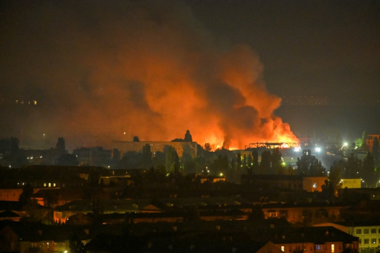 Vue d'un incendie après des frappes de missiles balistiques russes, le 5 août 2026 à Kiev ( AFP / Evgen KOTENKO )
