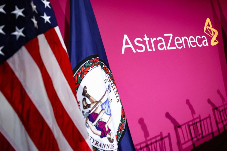 Les drapeaux des États-Unis et de l'État de Virginie se trouvent à côté du logo d'AstraZeneca à Washington, D.C.