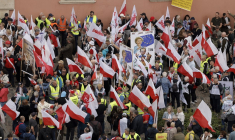 Une manifestation à Varsovie, vendredi 10 mai 2024, contre les politiques écologiques européennes. ( AFP / WOJTEK RADWANSKI )
