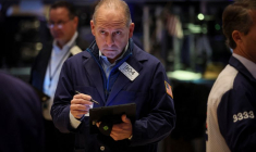 Des traders travaillent sur le parquet de la Bourse de New York