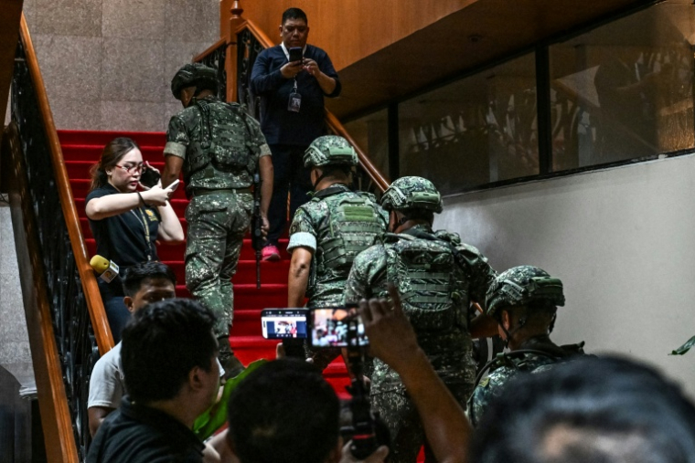 Des soldats arrivent après des échanges de coups de feu à l'intérieur du Sénat des Philippines à Pasay, dans la région métropolitaine de Manille, le 13 mai 2026 ( AFP / Jam STA ROSA )