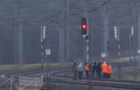 Des enquêteurs à Mika, en Pologne, le 17 novembre 2025. ( AFP / WOJTEK RADWANSKI )