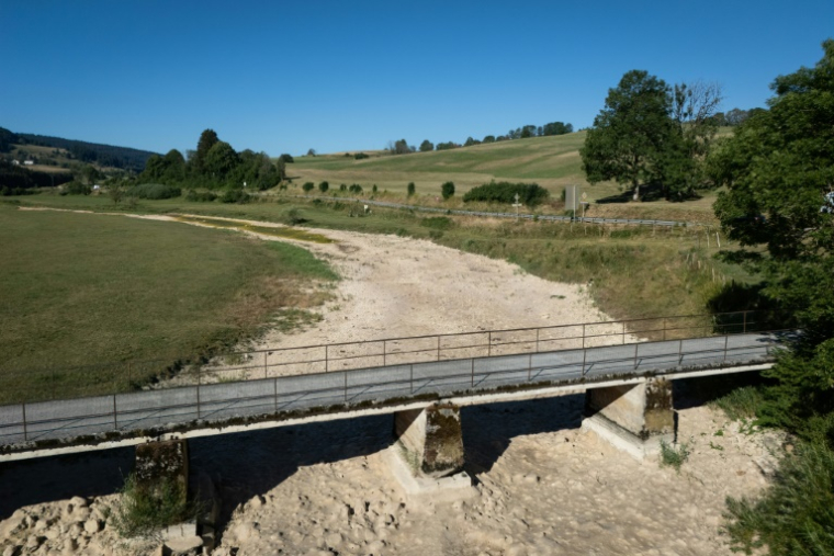 Le lit asséché de la rivière Doubs à Ville-du-Pont, le 9 juillet 2026 dans le Doubs ( AFP / SEBASTIEN BOZON )