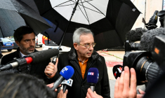 Le préfet de Meurthe-et-Moselle  Yves Séguy sur les lieux de l'incendie qui fait cinq morts à Neuves-Maisons, le 30 novembre 2025  ( AFP / Jean-Christophe VERHAEGEN )