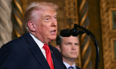 Le président américain Donald Trump et le ministre américain de la Défense, Pete Hegseth (d) à Palm Beach, le 22 décembre 2025 en Floride ( AFP / ANDREW CABALLERO-REYNOLDS )