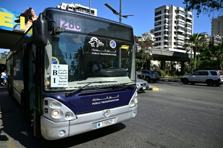 Un bus public à Beyrouth, où les transports publics reprennent progressivement, le 28 mai 2025 ( AFP / Joseph EID )