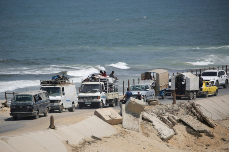 Des familles palestiniennes arrivent dans le centre de la bande de Gaza, après avoir fui la ville de Gaza, le 18 août 2025 ( AFP / Eyad BABA )