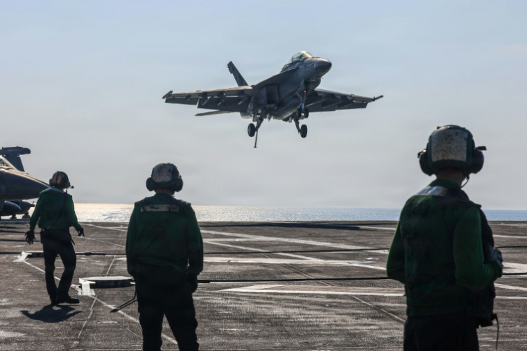 Cette photo diffusée par la marine américaine le 6 février 2026 montre un atterrissage sur le porte-avions Abraham Lincoln dans le Golfe, le 30 janvier 2026 ( US NAVY / Hannah Tross )