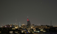 Un projectile traverse le ciel de Dubaï, le 5 mars 2026 aux Emirats arabes unis ( AFP / FADEL SENNA )