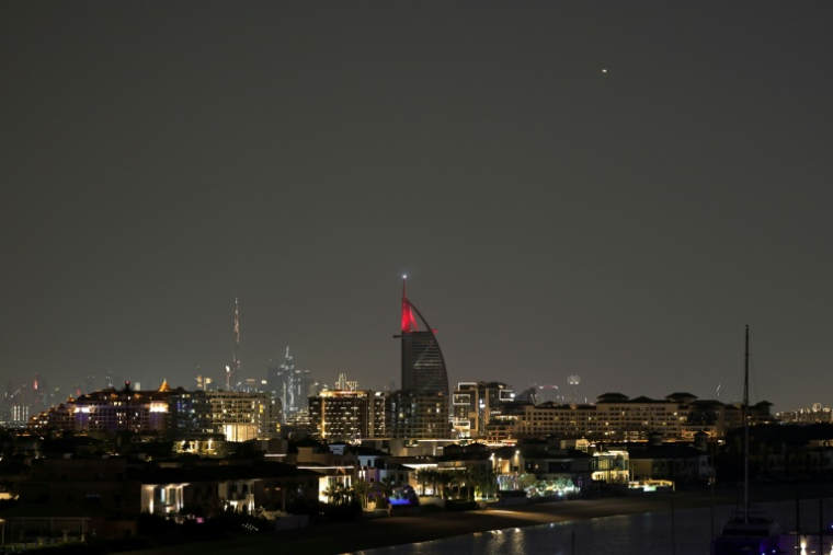 Un projectile traverse le ciel de Dubaï, le 5 mars 2026 aux Emirats arabes unis ( AFP / FADEL SENNA )