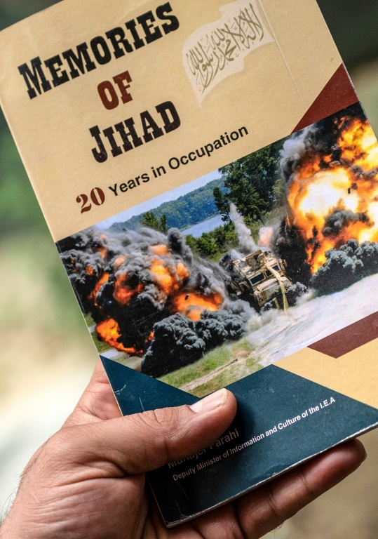 Le livre, "Mémoires du Jihad : 20 ans d'occupation", écrit par Muhajer Farahi, à Kaboul, le 26 mai 2025 ( AFP / Wakil KOHSAR )