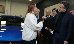Christophe Béchu remet les clés de sa voiture à une bénéficiaire du "leasing social", à Joinville-le-Pont, le 22 janvier 2024. ( AFP / THOMAS SAMSON )