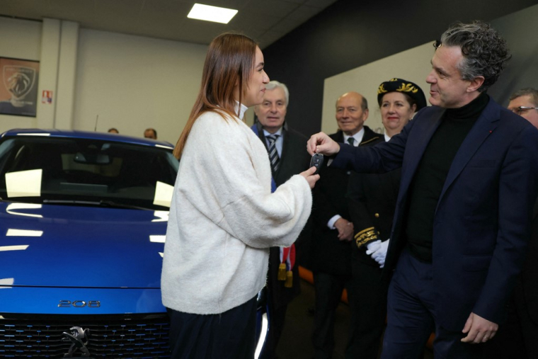Christophe Béchu remet les clés de sa voiture à une bénéficiaire du "leasing social", à Joinville-le-Pont, le 22 janvier 2024. ( AFP / THOMAS SAMSON )