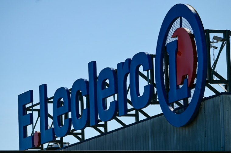 L'ensemble des 7.000 références de la marque maison Tissaya de E. Leclerc doivent afficher des informations environnementales, sociales et climatiques ( AFP / GABRIEL BOUYS )