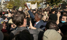 Le maire LFI de Saint-Denis, Bally Bagayoko, acclamé à son arrivée place de la Bastille pour le début d'une manifestation des lycéens, le 8 octobre 2026 à Paris ( AFP / SIMON WOHLFAHRT )