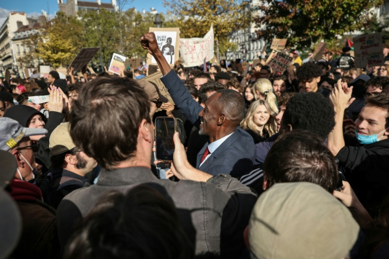 Le maire LFI de Saint-Denis, Bally Bagayoko, acclamé à son arrivée place de la Bastille pour le début d'une manifestation des lycéens, le 8 octobre 2026 à Paris ( AFP / SIMON WOHLFAHRT )