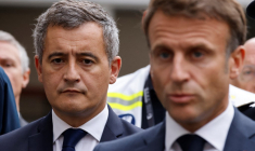 Le ministre de l'Intérieur Gérald Darmanin et le président de la République Emmanuel Macron, le 13 octobre à Arras (Pas-de-Calais), après qu'un professeur de français a été mortellement poignardé par un ancien élève radicalisé.  ( POOL / LUDOVIC MARIN )