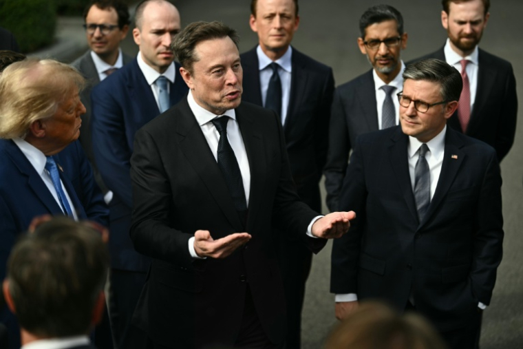 Le chef de file des républicains à la Chambre des représentants, Mike Johnson (d), et le président américain Donald Trump (g) écoutent le patron de Tesla et SpaceX Elon Musk s'adresser à la presse, le 29 septembre 2026 à la Maison Blanche, à Washington ( AFP / Kent NISHIMURA )