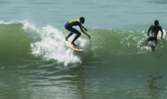 Dans un village sénégalais, le surf pour inciter les filles à retourner à l'école