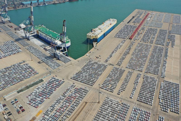 Photo de voitures destinées à l'exportation dans un port de Yantai