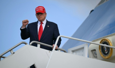 Le président américain Donald Trump descend d'Air Force One à son arrivée à la base militaire Joint Base Andrews, dans le Maryland, près de Washington, aux Etats-Unis, le 30 octobre 2025 ( AFP / ANDREW CABALLERO-REYNOLDS )