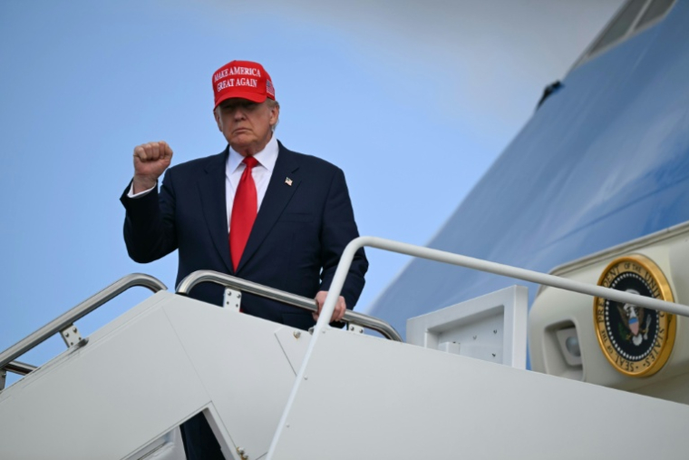 Le président américain Donald Trump descend d'Air Force One à son arrivée à la base militaire Joint Base Andrews, dans le Maryland, près de Washington, aux Etats-Unis, le 30 octobre 2025 ( AFP / ANDREW CABALLERO-REYNOLDS )
