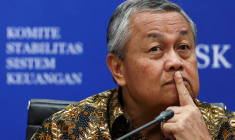 PHOTO D'ARCHIVES : Le gouverneur de la Banque centrale d'Indonésie, Perry Warjiyo, réagit lors d'une conférence de presse à Jakarta.