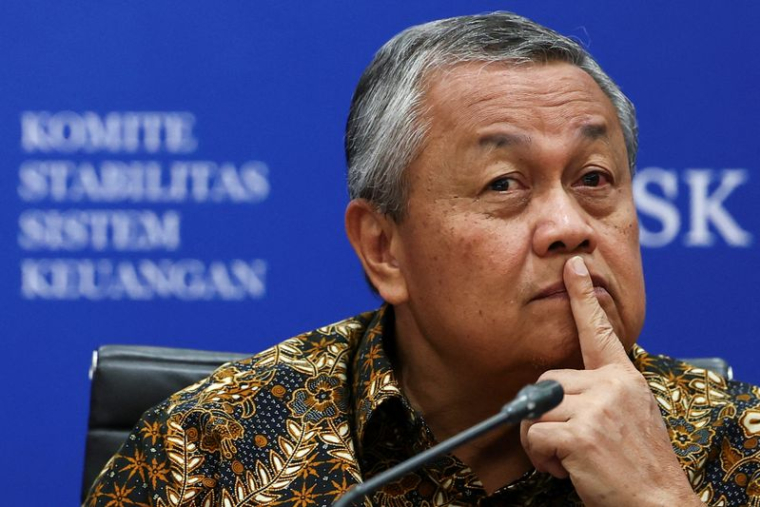 PHOTO D'ARCHIVES : Le gouverneur de la Banque centrale d'Indonésie, Perry Warjiyo, réagit lors d'une conférence de presse à Jakarta.