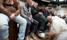 LE PAPE FRANÇOIS LAVE LES PIEDS DE 12 PRISONNIERS À ROME