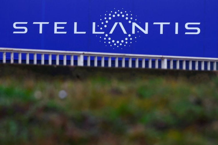 Le logo de Stellantis sur un bâtiment de l'entreprise à Vélizy-Villacoublay
