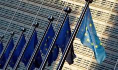 Des drapeaux de l'UE à l'extérieur du siège de la Commission européenne à Bruxelles