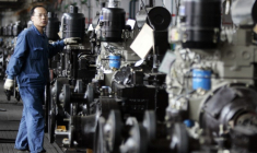 Un ouvrier observe la chaîne de montage de l'usine de tracteurs du groupe China Yituo à Luoyang