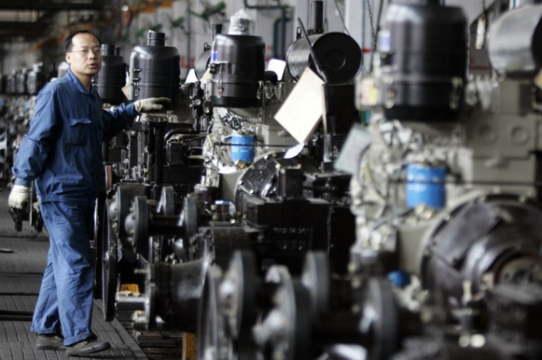 Un ouvrier observe la chaîne de montage de l'usine de tracteurs du groupe China Yituo à Luoyang