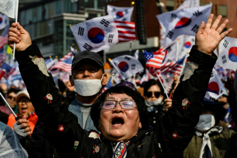 Des partisans du président sud-coréen Yoon Suk Yeol réagissent après la confirmation de sa destitution par la Cour consitutionnelle, le 4 avril 2025 à Séoul ( AFP / ANTHONY WALLACE )