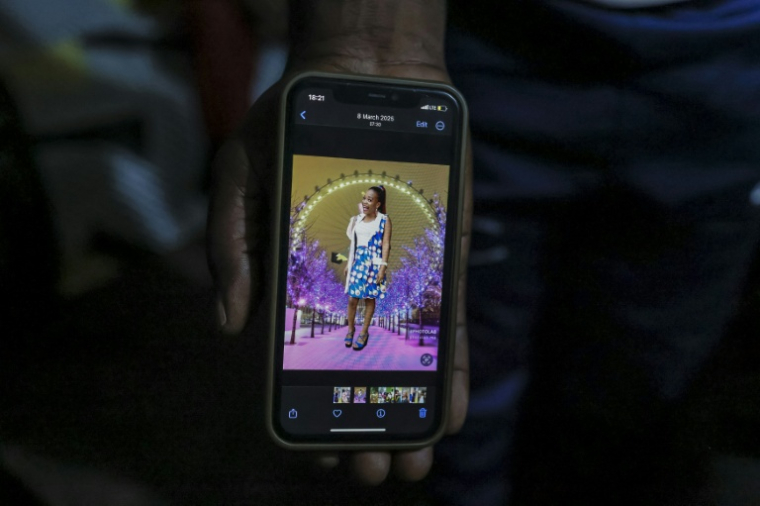 Un homme montre une photo de Géraldine, victime de fémicide, sur son portable à Yaoundé, le 10 septembre 2026 ( AFP / Daniel BELOUMOU OLOMO )