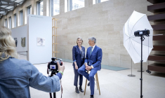 Marguerite Bérard avec son prédecesseur Tom de Swaak le 23 avril 2025 à Amsterdam. ( ANP/AFP / ROBIN VAN LONKHUIJSEN )