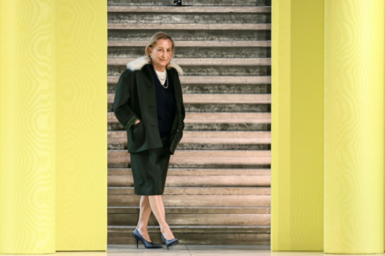 La styliste italienne Miuccia Prada à la fin du défilé de la maison Miu Miu à Paris le 11 mars 2025 ( AFP / ALAIN JOCARD )