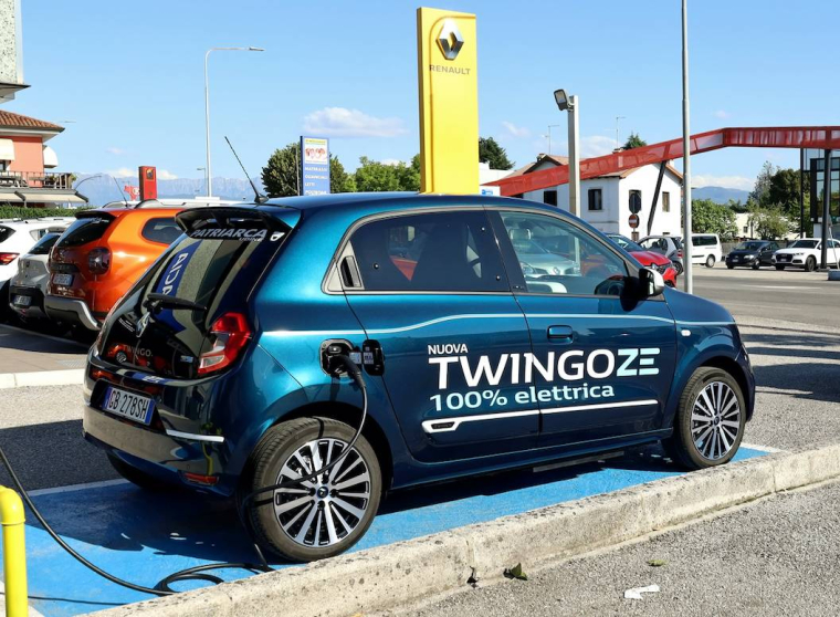 La voiture électrique à 100 € par mois / où en est-on ?-iStock-Luca Piccini Basile.jpg