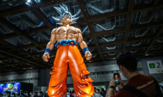 Un des personnages du manga japonais "Dragon Ball" au centre d'exposition Tokyo Big Sight à Tokyo, le 6 octobre 2024 ( AFP / Philip FONG )