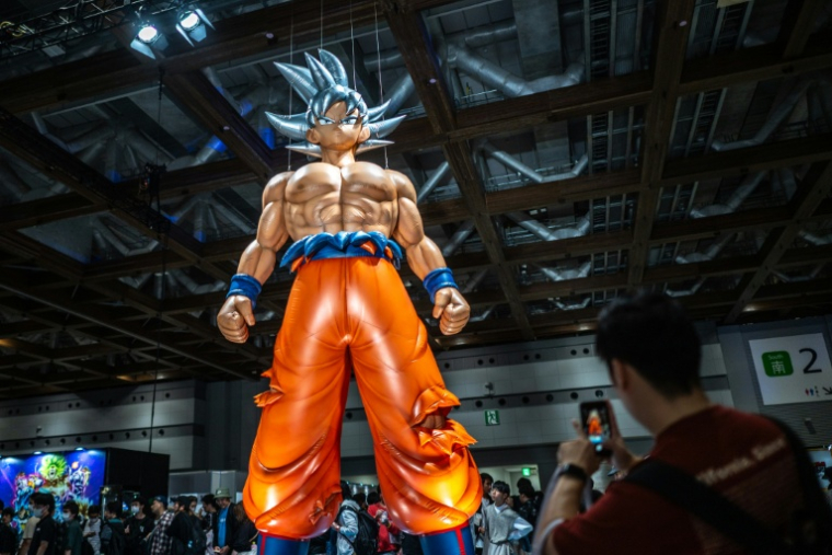 Un des personnages du manga japonais "Dragon Ball" au centre d'exposition Tokyo Big Sight à Tokyo, le 6 octobre 2024 ( AFP / Philip FONG )