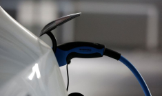 Un véhicule électrique Tesla est branché sur un chargeur à Teia, en Espagne