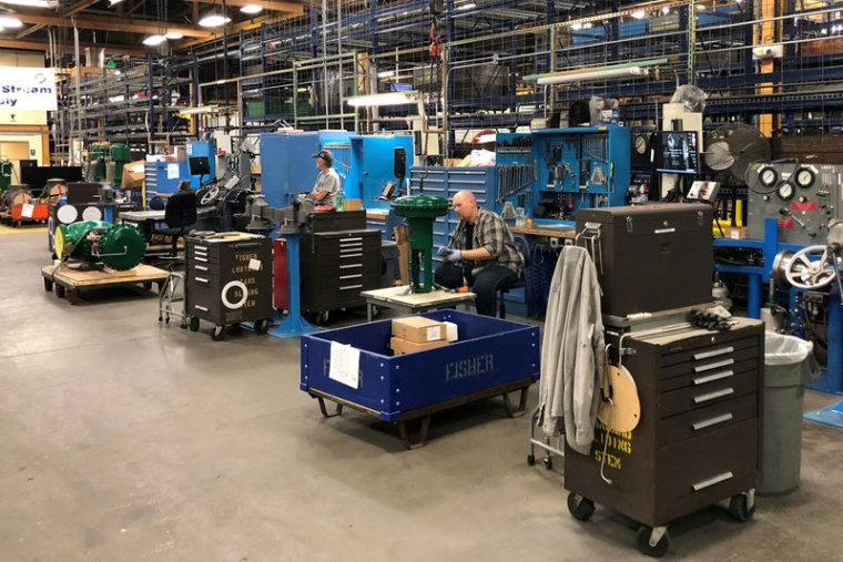 Des ouvriers produisent certaines des vannes spécialisées dans l'usine d'Emerson Electric Co. à Marshalltown, Iowa