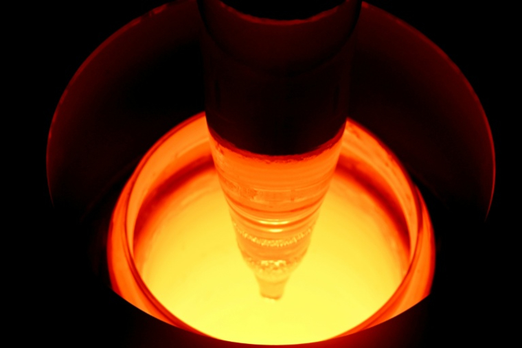 Fibre optique de verre en cours de fabrication dans l'usine de Sterlite Technologies Limited (STL), à Chhatrapati Sambhaji Nagar, dans l'Etat de Maharashtra, en Inde, le 9 juillet 2026 ( AFP / Indranil MUKHERJEE )