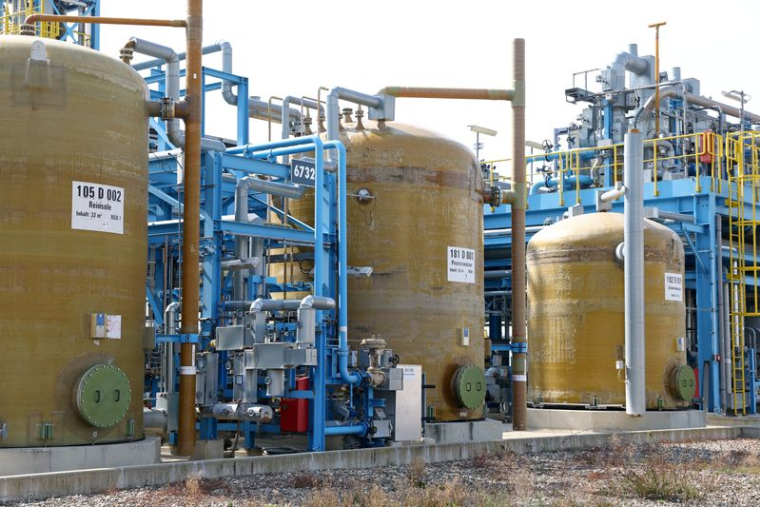 Réservoirs et tuyaux à l'usine Leuna-Harze