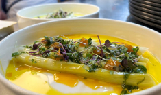 Une assiette de poireaux braisés chez Madame Brasserie, le restaurant ouvert par Thierry Marx à la Tour Eiffel